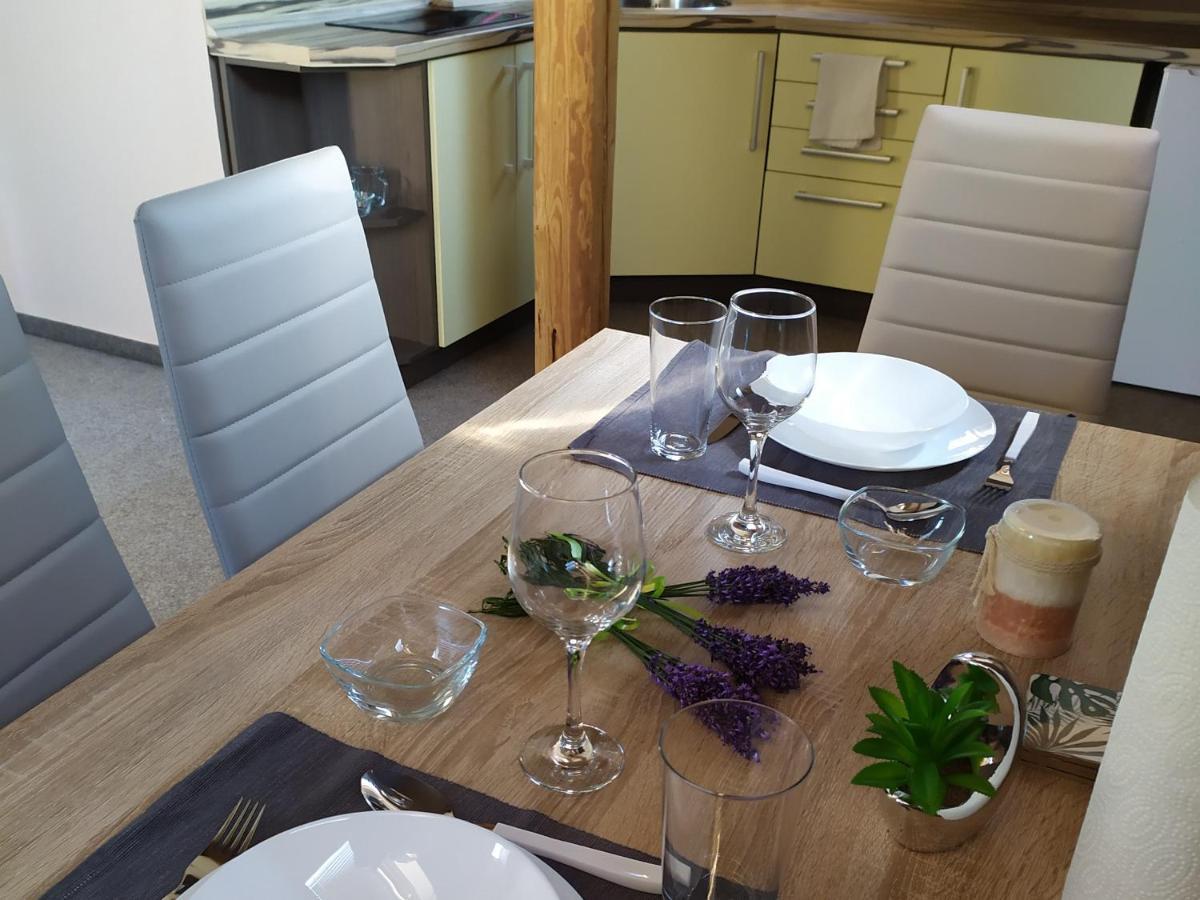 דירות Cerna u Bohdance Podkrovni Apartman V Prirode, Vhodny K Relaxaci I Na Sluzebni Cesty מראה חיצוני תמונה