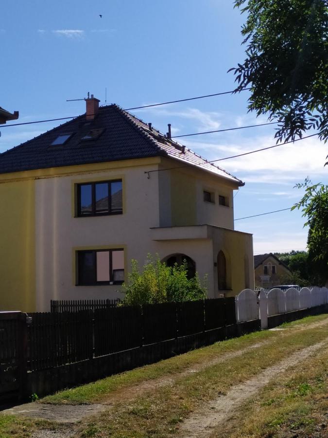 דירות Cerna u Bohdance Podkrovni Apartman V Prirode, Vhodny K Relaxaci I Na Sluzebni Cesty מראה חיצוני תמונה